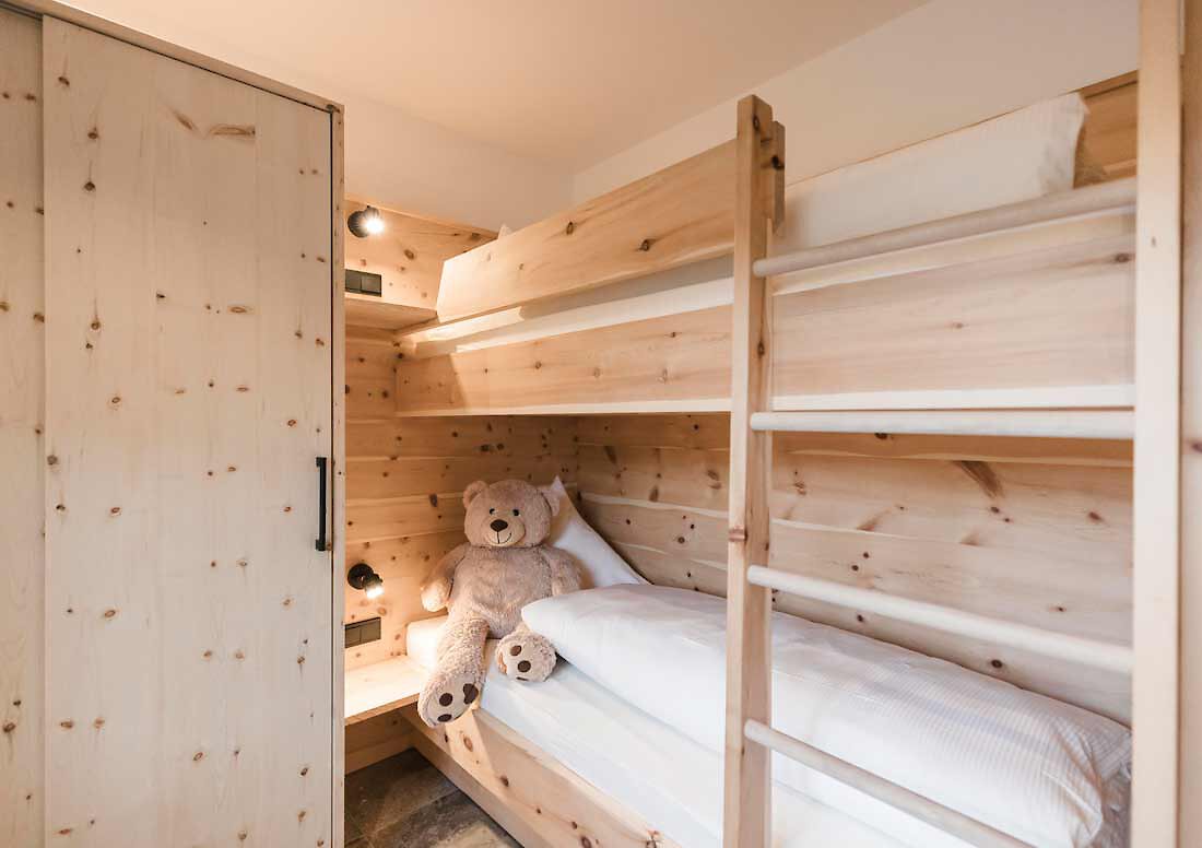 Stockbett im Schlafzimmer für Kinder
